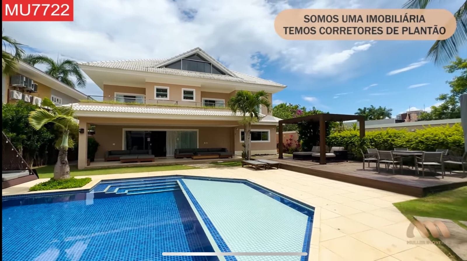 Piscina da mansão - Foto Reprodução Youtube