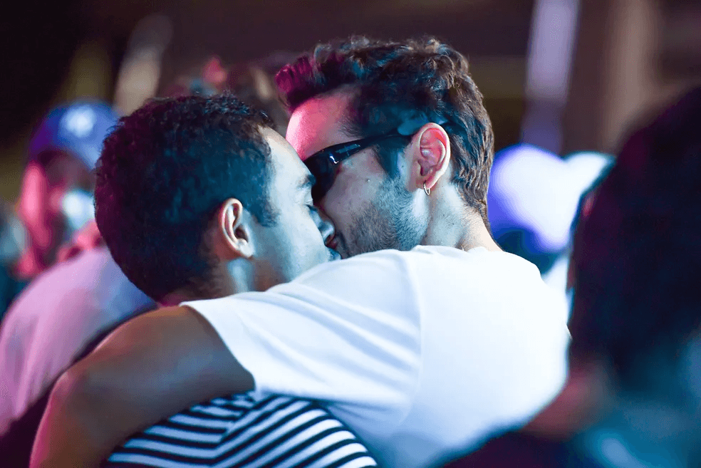 Atores de 'Cara e Coragem' se beijando (Foto: Divulgação)