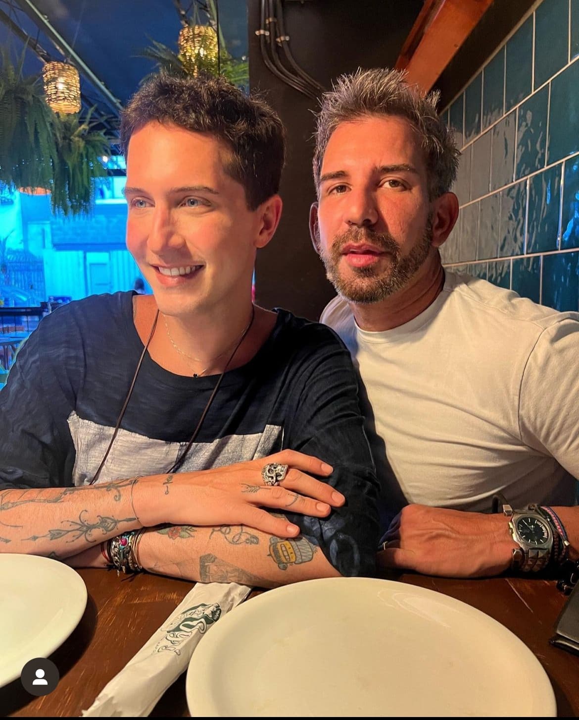Famoso apresentador 'novinho', do SBT, divulga foto com o seu namorado, e público vai à loucura ao se deparar com o clique raro - Foto Reprodução Instagram Famoso apresentador 'novinho', do SBT, divulga foto com o seu namorado, e público vai à loucura ao se deparar com o clique raro - Foto Reprodução Instagram