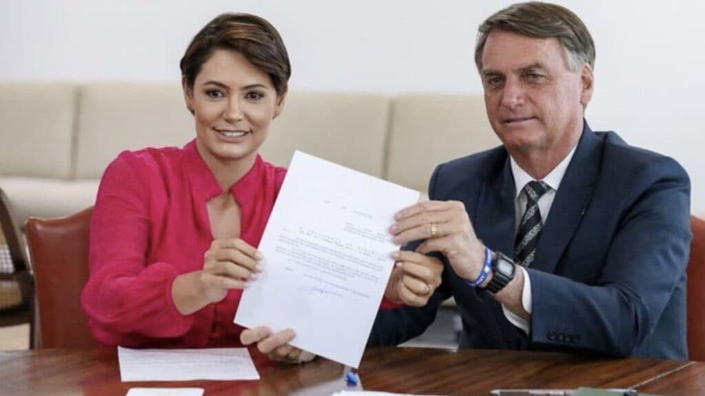 Michele Bolsonaro faz carta aberta de despedida e confirma fim em público: "Não estamos mais à frente"