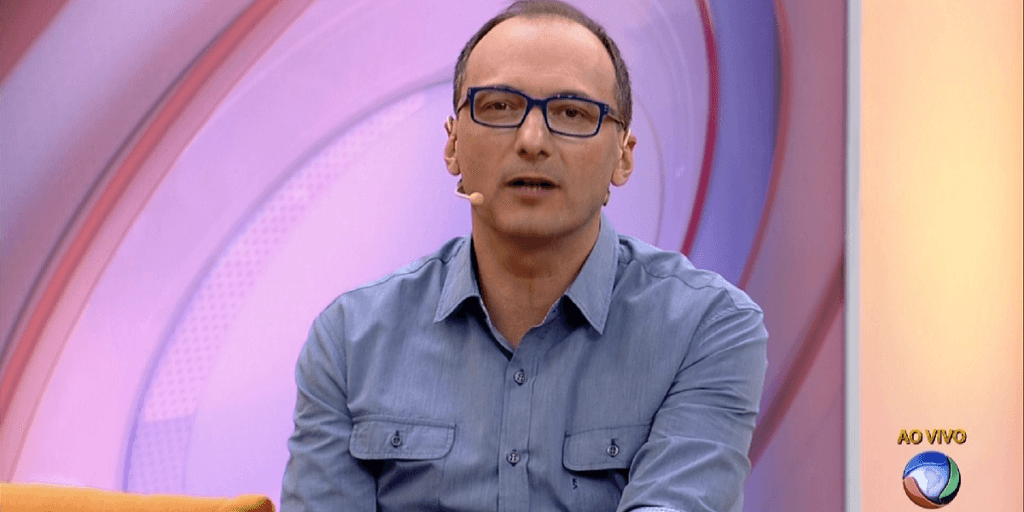 De barba branca, com repulsa da Record e em outro canal: Britto Jr., do Hoje em Dia, vive desta forma