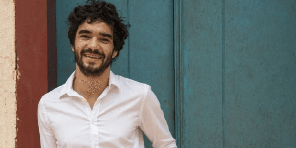 Caio Blat dá festinha para elenco de Mar do Sertão e detalhe em vídeo com ator sem camisa é entregue