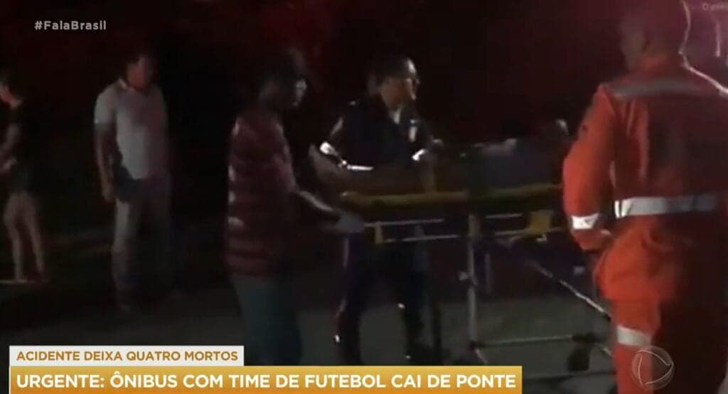 Record mostrou o resgate das vítimas da queda do ônibus- Foto: Reprodução/PlayPlus