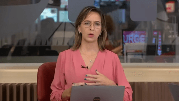 E na madrugada desta segunda-feira (9), a programação da emissora dos Marinhos é interrompida com Plantão Globo, e deixa os telespectadores assustados - Foto Reprodução E na madrugada desta segunda-feira (9), a programação da emissora dos Marinhos é interrompida com Plantão Globo, e deixa os telespectadores assustados - Foto Reprodução