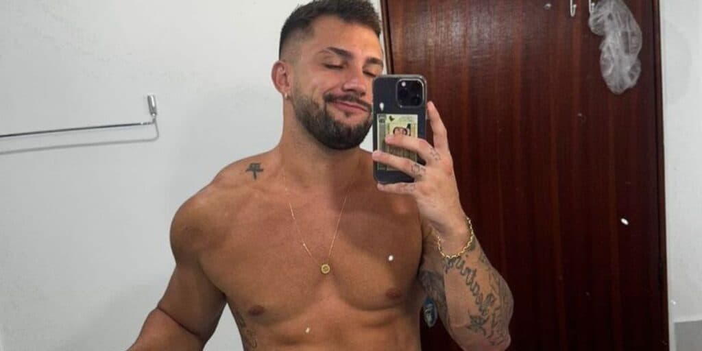 Arthur Picoli escandaliza em foto sem nada em frente ao espelho e enlouquece o Brasil: "Você tá pelado"