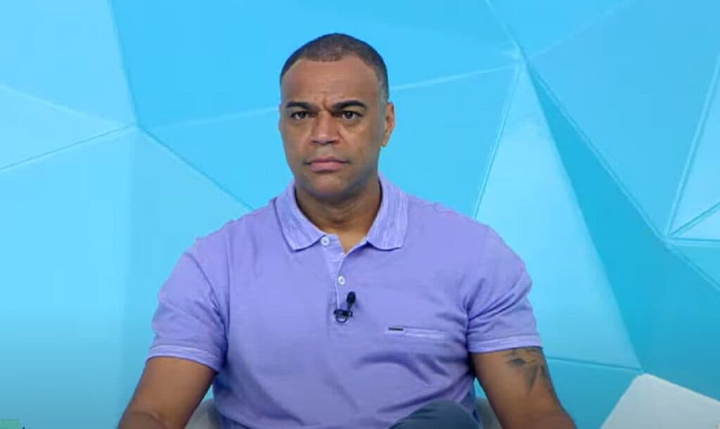 Denilson está afastado, foi substituído ao lado de Renata no Jogo Aberto e agora nós sabemos o porquê