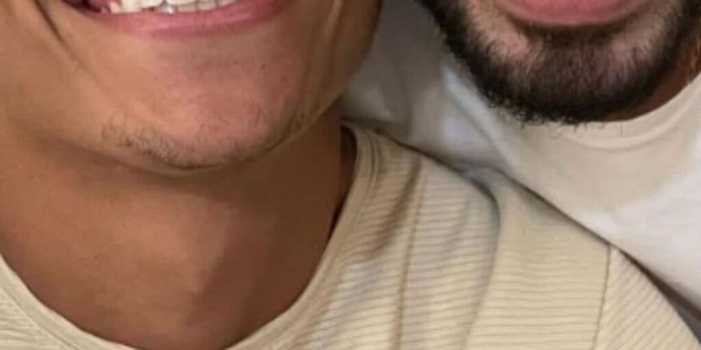 Apresentador da Globo assume relação gay com famoso ex-bbb e confessa tudo: "Quem não beijaria"