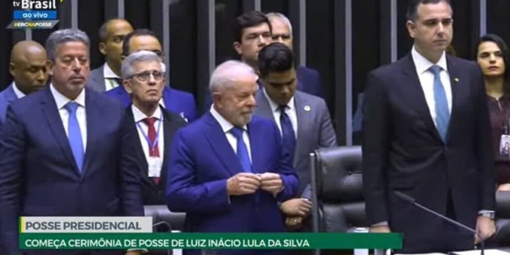 Posse de Lula é interrompida com homenagens, multidão fica em silêncio e veredito é dado: "Todos"
