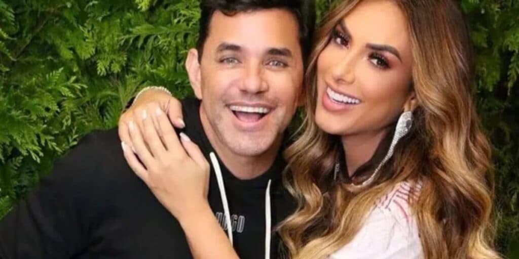 Ao lado de namorado, Nicole Bahls apresenta seus dois novos bebês e assume: "Mudaram minha vida"