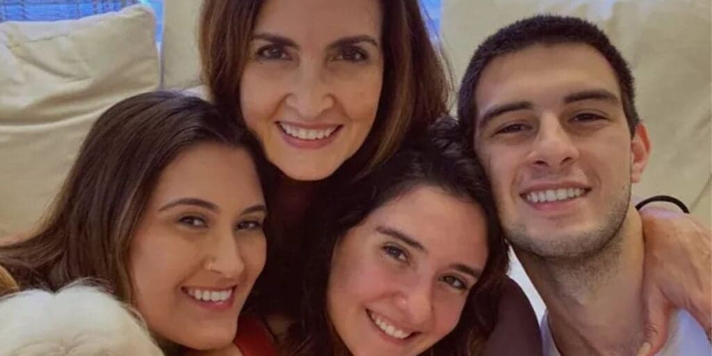 Bia Bonemer, filha de Fátima Bernardes, mostra beleza de grande amor do seu irmão e é ovacionada: "Lindos"