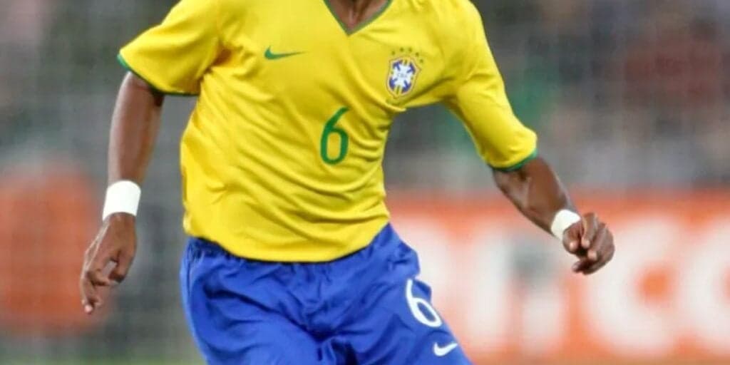 Jogador da seleção que, confirmou ter se relacionado com homens, não quer mais o armário e brilha na Globo