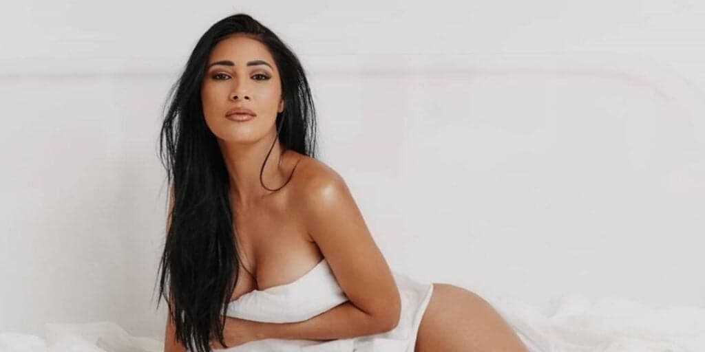 Só de calcinha e na cama, Simaria escandaliza em fotos e prova que é a mais sexy do país