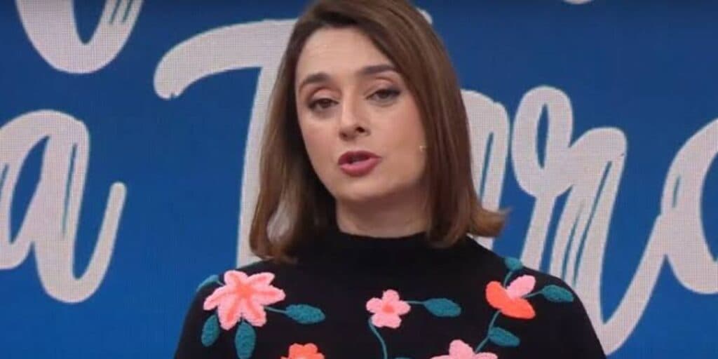 Cantor famoso tentou agarrar Catia Fonseca ao vivo e a revoltou: "Te meto a mão na cara"