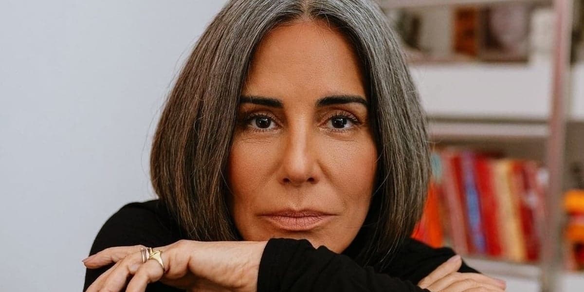 Gloria Pires é atriz da Globo que usa blusa preta e cabelo liso grisalho