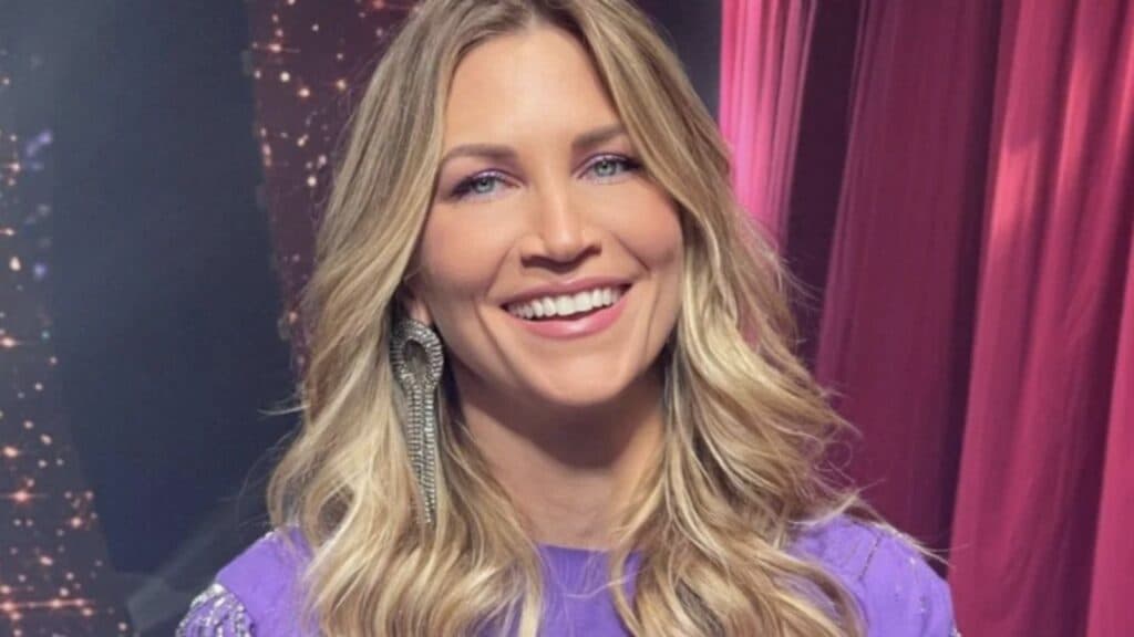 Parceira de Faustão, Anne Lotermann surge de biquininho, corpão chocante e prova ser a mais gata do país