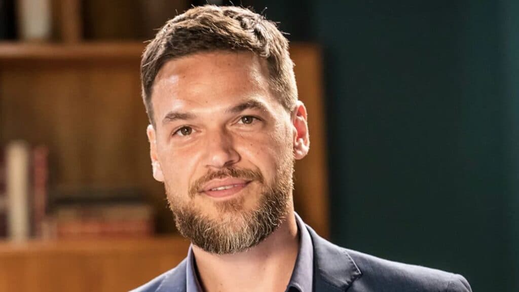 Emílio Dantas deixa substitutos de Ana Maria constrangidos e causa climão com ausência da loira ao vivo