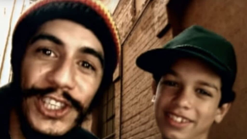 Lembra dele? Filho de Marcelo D2, que cantou hit com o pai, cresceu, está um homão e hoje é cantor