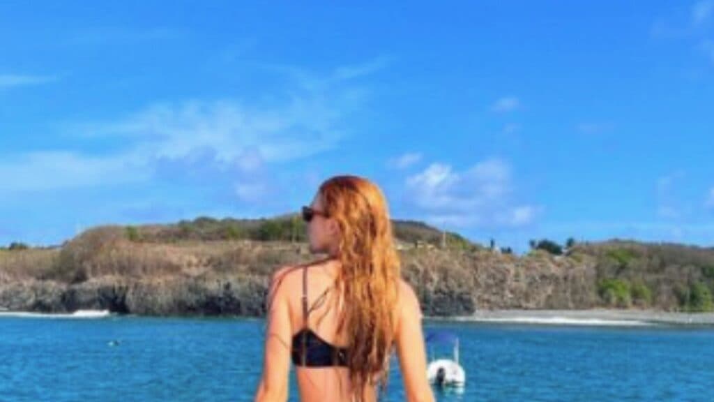 De biquíni fio-dental micro, Marina Ruy Barbosa exibe corpão e prova ser uma das ruivas mais lindas do mundo