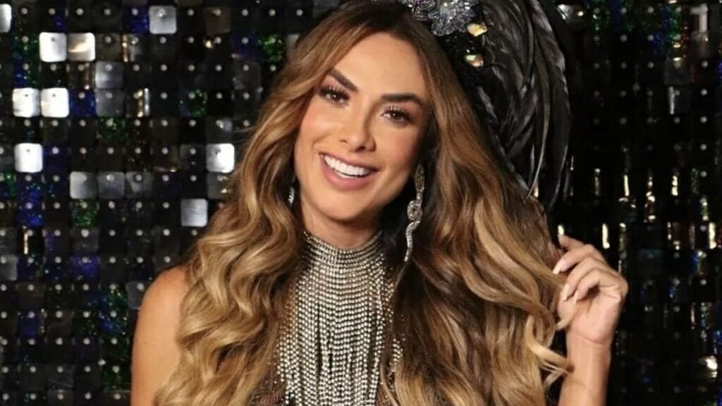 Nicole Bahls deixa público louco ao surgir com saia transparente e mostrar calcinha pequena com marquinha