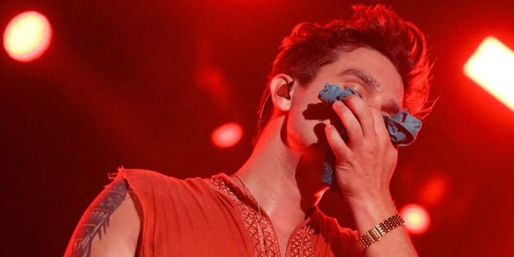 Luan Santana cheira calcinha no meio de show, começa a passar mal e é obrigado a convocar médicos