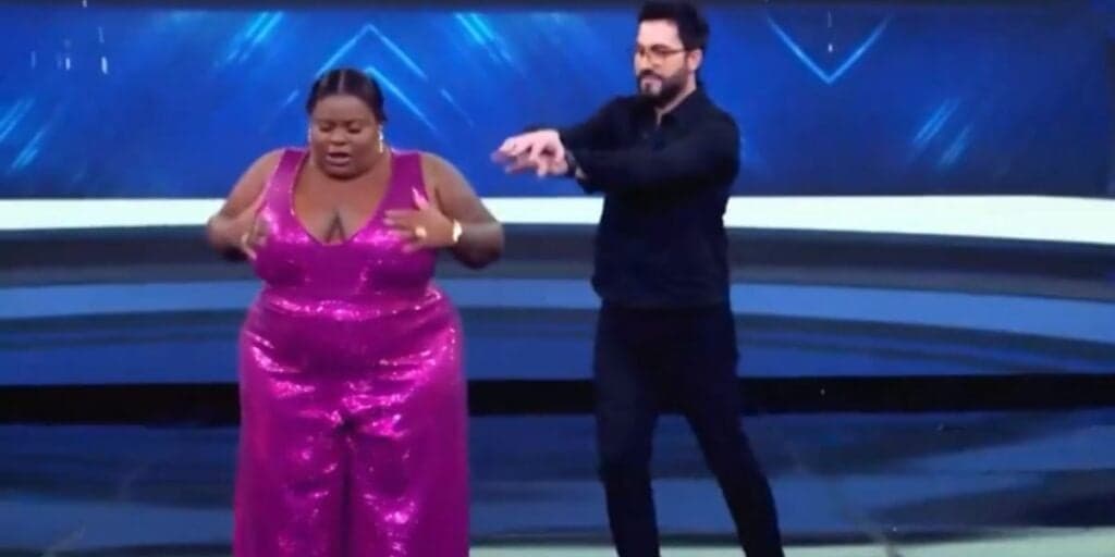 Padre Fábio de Melo parte 'pra cima' de Jojo Todynho no Domingão, rapaz invade palco e intervém
