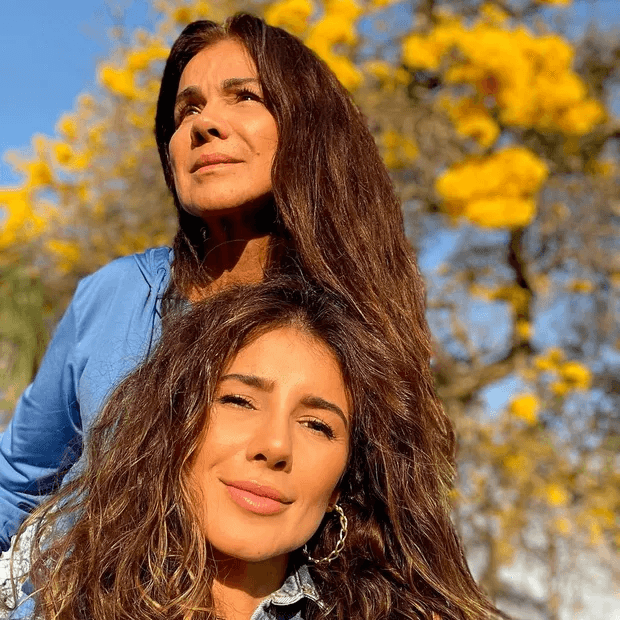 Paula Fernandes ao lado da mãe (Foto: Divulgação)