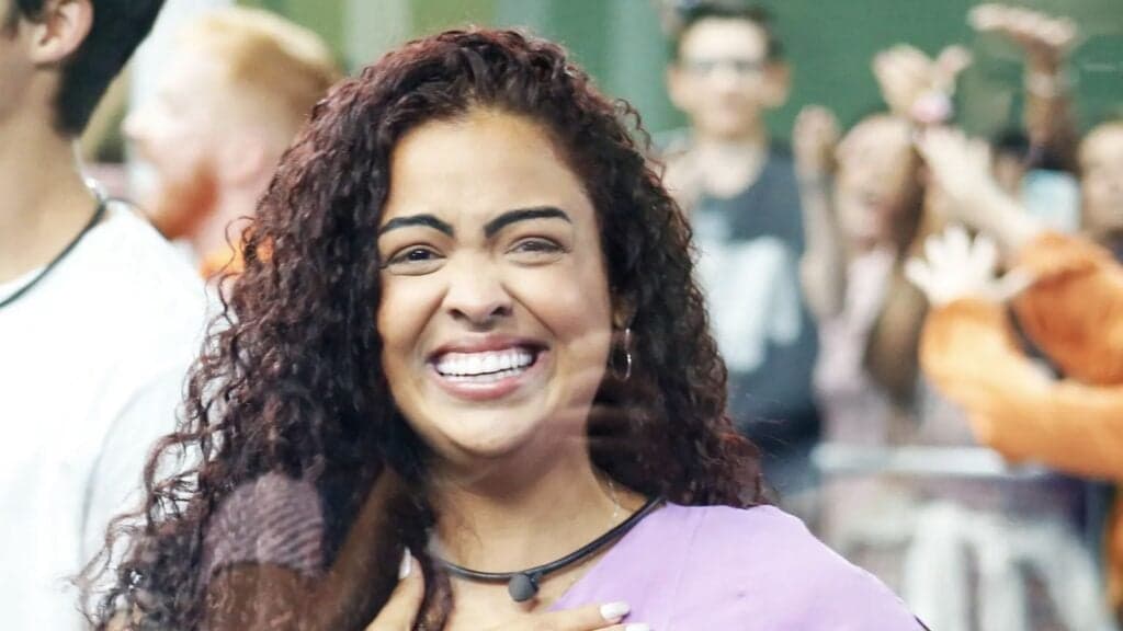 BBB23: Paula perde as estribeiras, abre roupão em conversa com Bruna e deixa os seios pra fora na Globo
