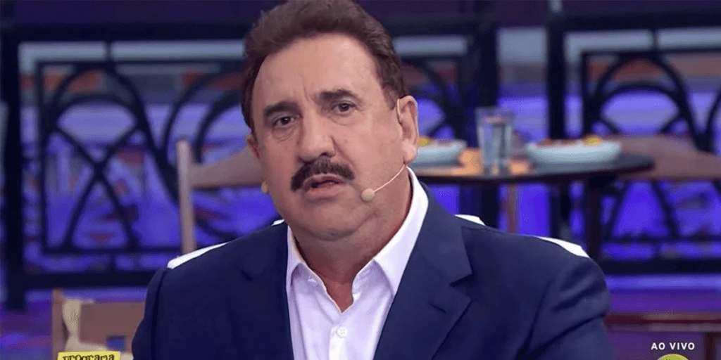 Ratinho não se aguenta com vexame de assistentes em programa do SBT e exige aos berros: "Acaba"