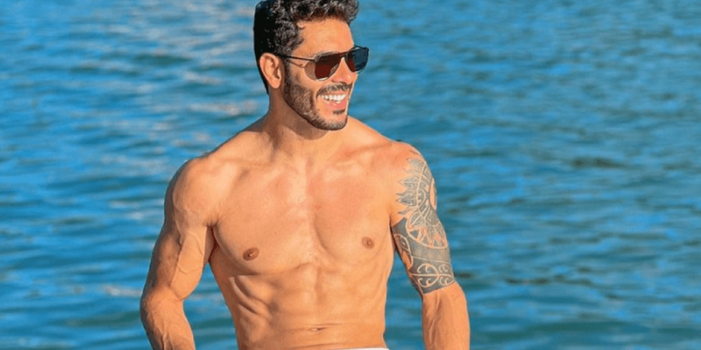 Rodolffo publica foto de sunga branca, mas acaba ficando vendido e órgão sexual fica explícito: “Carro do ovo”