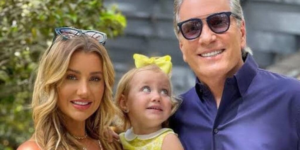 Loira e de olhos azuis, filha caçula de Roberto Justus cresceu e é uma das crianças mais lindas do Brasil