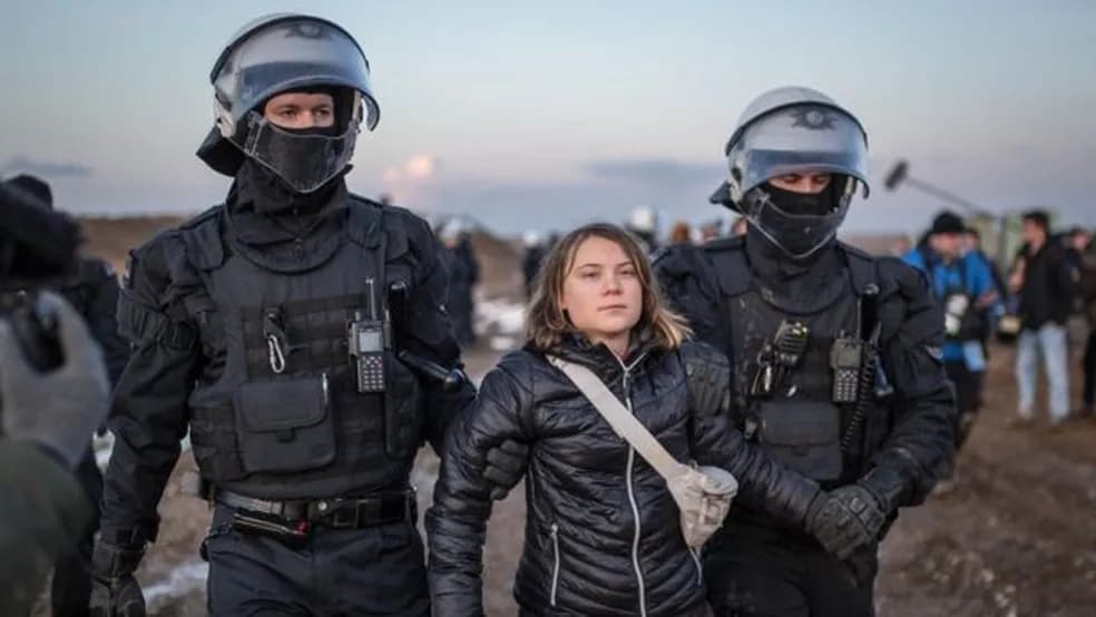 Policiais sofrem acusação de farsa em prisão de famosa e jornal da Globo dá todas as informações - Foto Reprodução Policiais sofrem acusação de farsa em prisão de famosa e jornal da Globo dá todas as informações - Foto Reprodução