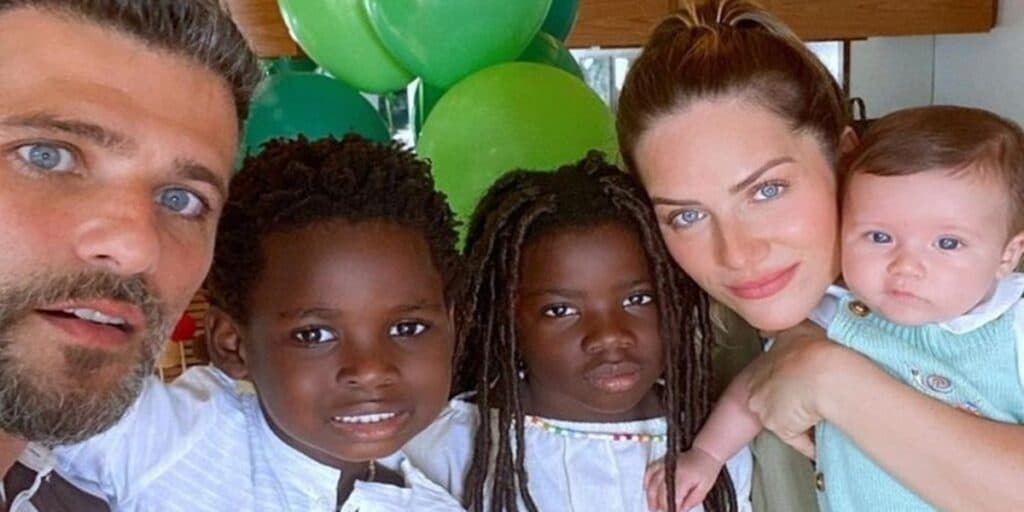 Presa por racismo, portuguesa que atacou filhos de Gio e Bruno Gagliasso têm desfecho impactante
