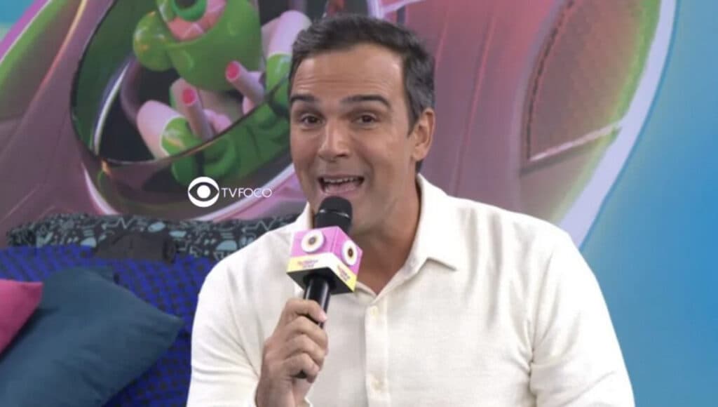 BBB23 - Tadeu Schmidt entra direto da Casa de Vidro e faz anúncio: "Quatro pessoas disputam duas vagas"