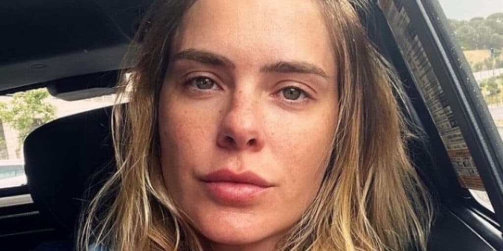 Carolina Dieckmann expõe briga com programa de TV e diz que famosos saíram algemados da casa dela: “Absurdo”