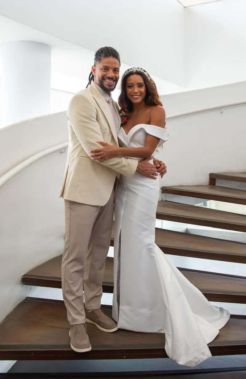 Ítalo e Clarice vestidos de noivos no final de Cara e Coragem 