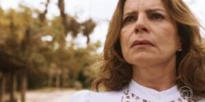 Deodora é uma personagem de Mar do Sertão, mulher branca, usando blusa branca e cabelos castanhos lisos Deodora é uma personagem de Mar do Sertão, mulher branca, usando blusa branca e cabelos castanhos lisos
