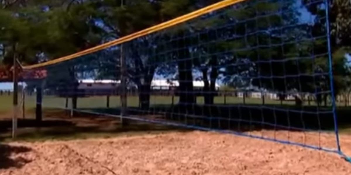 Quadra de vôlei da Fazenda Talismã, de Leonardo (Reprodução: Youtube)