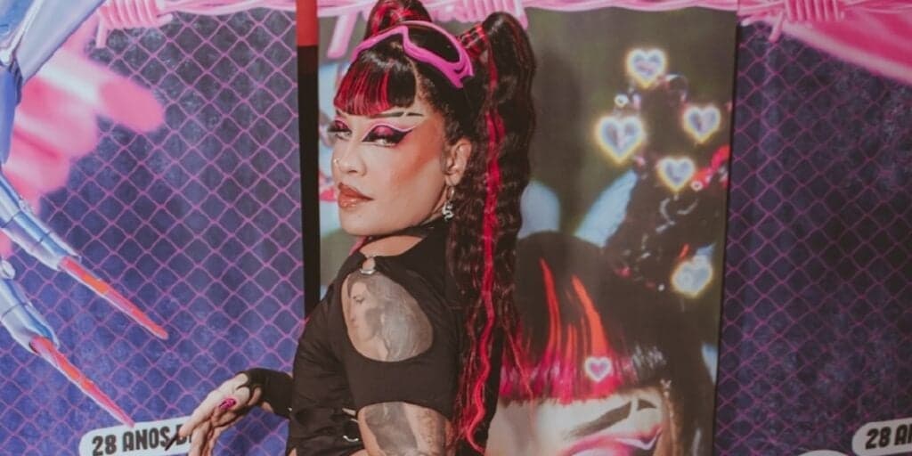 Gloria Groove celebra aniversário e lançamento em casa noturna, com a estética de Proibidona
