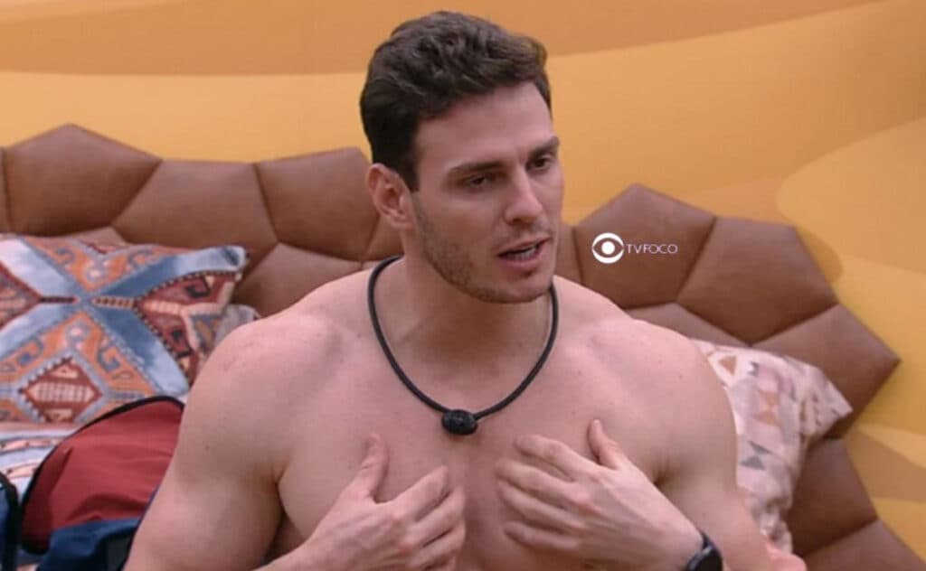 BBB23 - Gustavo fica furioso ao encontrar sujeira no banheiro e detona brothers: "Bosta pra cima"