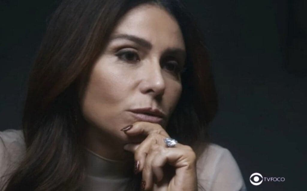 Travessia - Bandida se disfarça de diarista, vigia os passos de Helô e planeja crime chocante contra a delegada