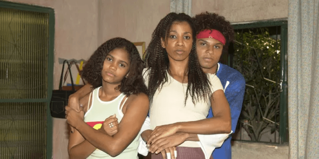 Lésbica assumida, vivendo relação e com emprego comum: estrela de Senhora do Destino vive desta forma agora
