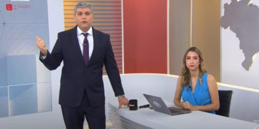 Joel Datena faz comentário absurdo sobre cantor e deixa até sua parceira da Band chocada: "Sacanagem"