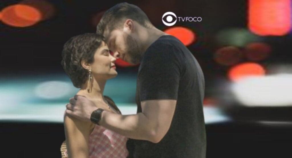 Travessia - Beijo, suor e ereção: Leonor arrasta Caíque para cama e detalhes de sexo ardente são revelados