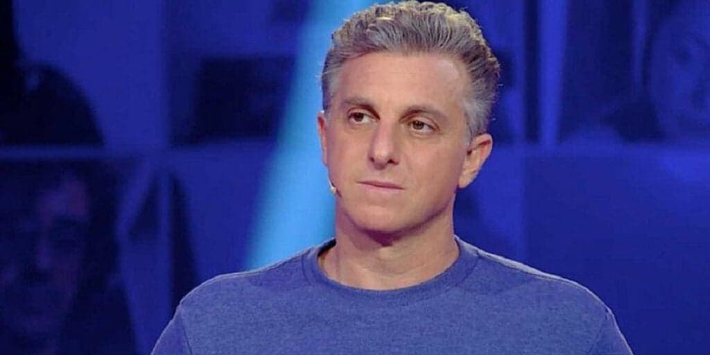 Com cantora no palco, Huck fala sobre ela ser lésbica ao Brasil: “Assume sua sexualidade”