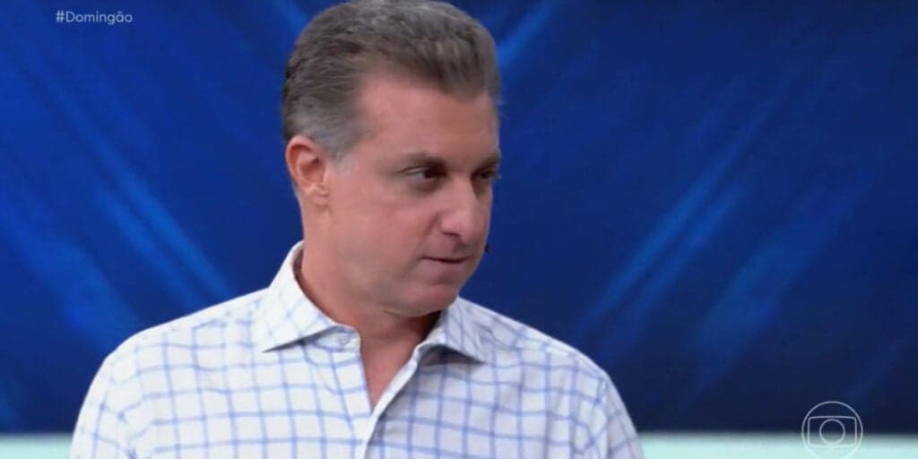 Luciano Huck paralisa Domingão, quebra protocolo e faz pedido a Lula: "Esse é o país"