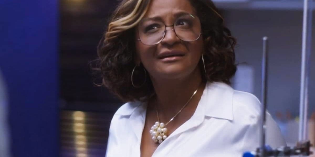 Marta usando camisa Branca na novela Cara e Coragem