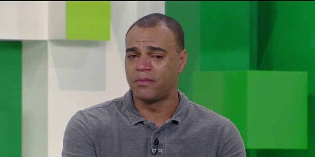 Denílson fala sobre situação triste em vídeo, cai no choro e confirma: "Pra minha mulher foi algo surreal"