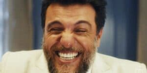 Moretti sorrindo de um jeito estranho na novela Travessia Moretti sorrindo de um jeito estranho na novela Travessia
