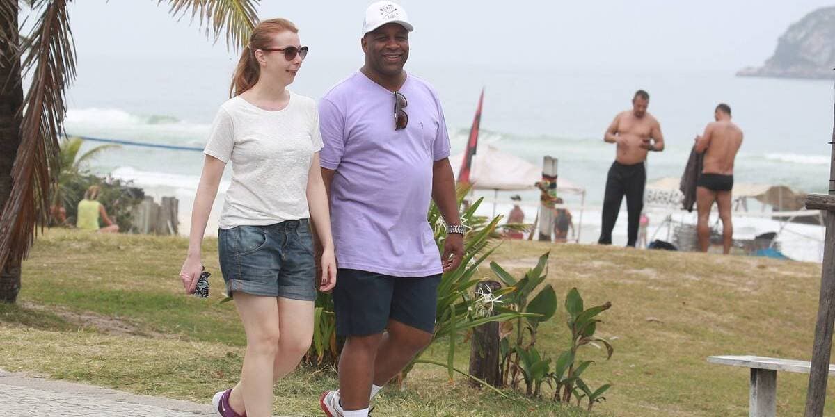 Aílton Graça e Kátia Naiane foram flagrados passeando na orla da Barra da Tijuca, RJ (Foto Reprodução/AgNews)