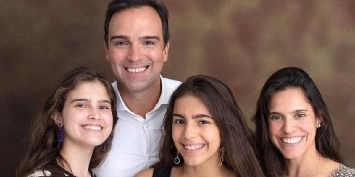 Tadeu Schmidt, da Globo, posando com sua esposa e suas duas filhas (Reprodução - Instagram Tadeu Schmidt)